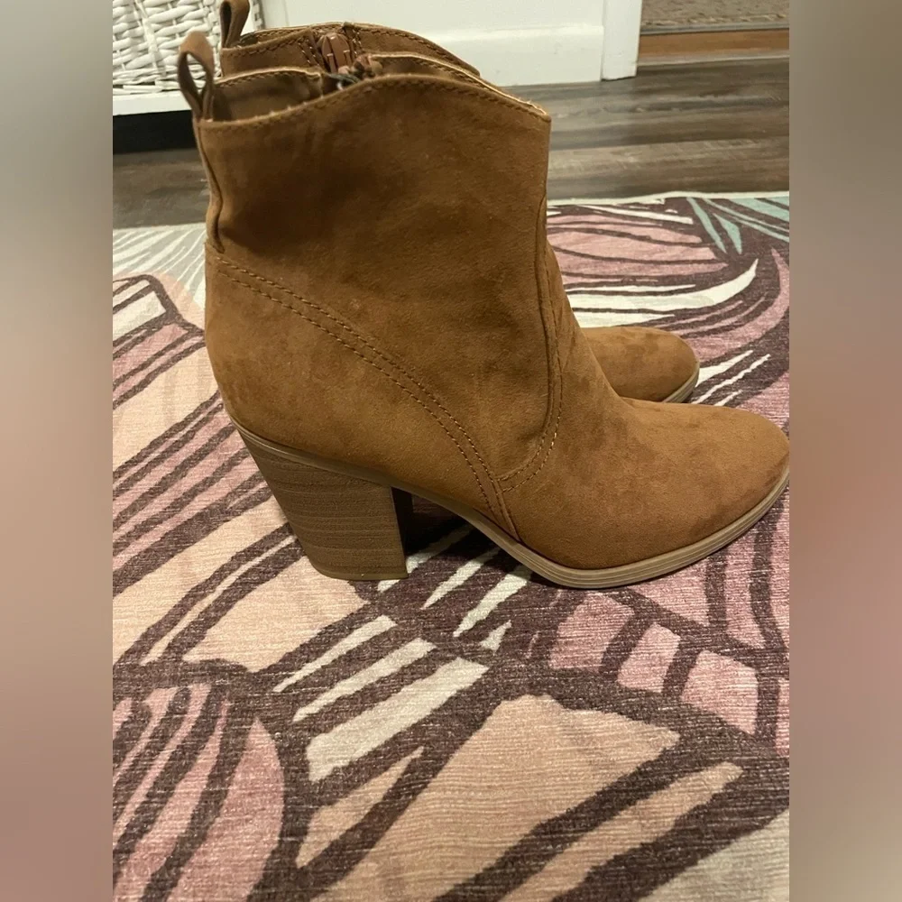 🎉2/$15 Brown booties size 9